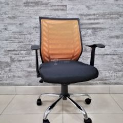 Кресло Barneo K-138 для персонала (черная ткань оранжевая сетка) в Заводоуковске - zavodoukovsk.mebel24.online | фото